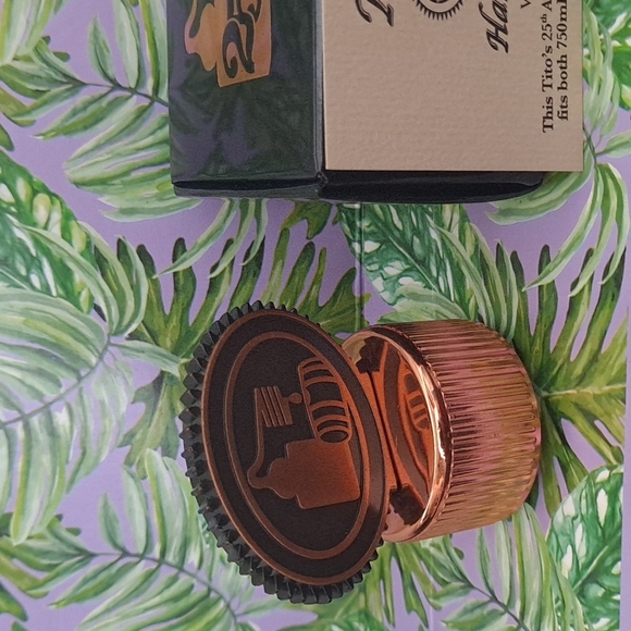 Tito’s Vodka 25th Anniversary Collector’s Bottle Topper & Gift Box. - Picture 2 of 4